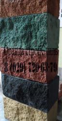 Декоративные цветные рваный камень и серые фундаментные блоки Демлер 